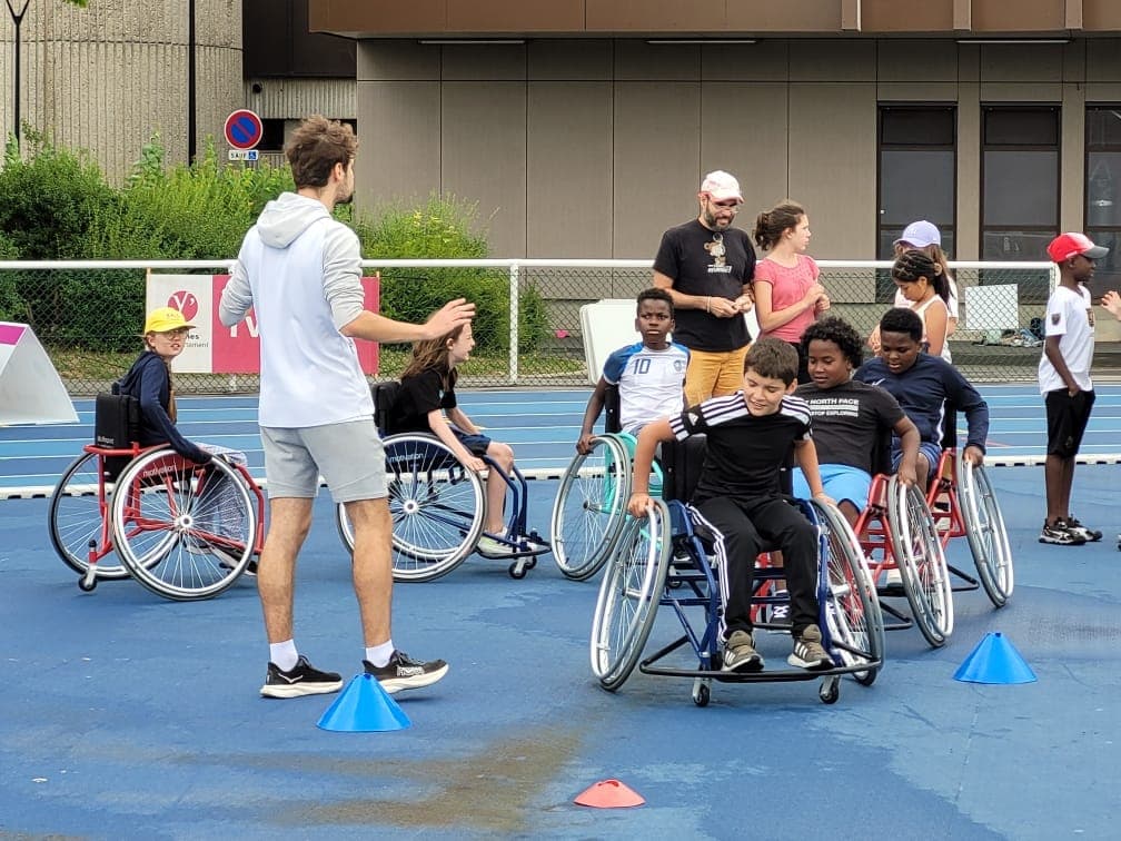 Association sportive inclusive accompagnant des personnes en fauteuil roulant